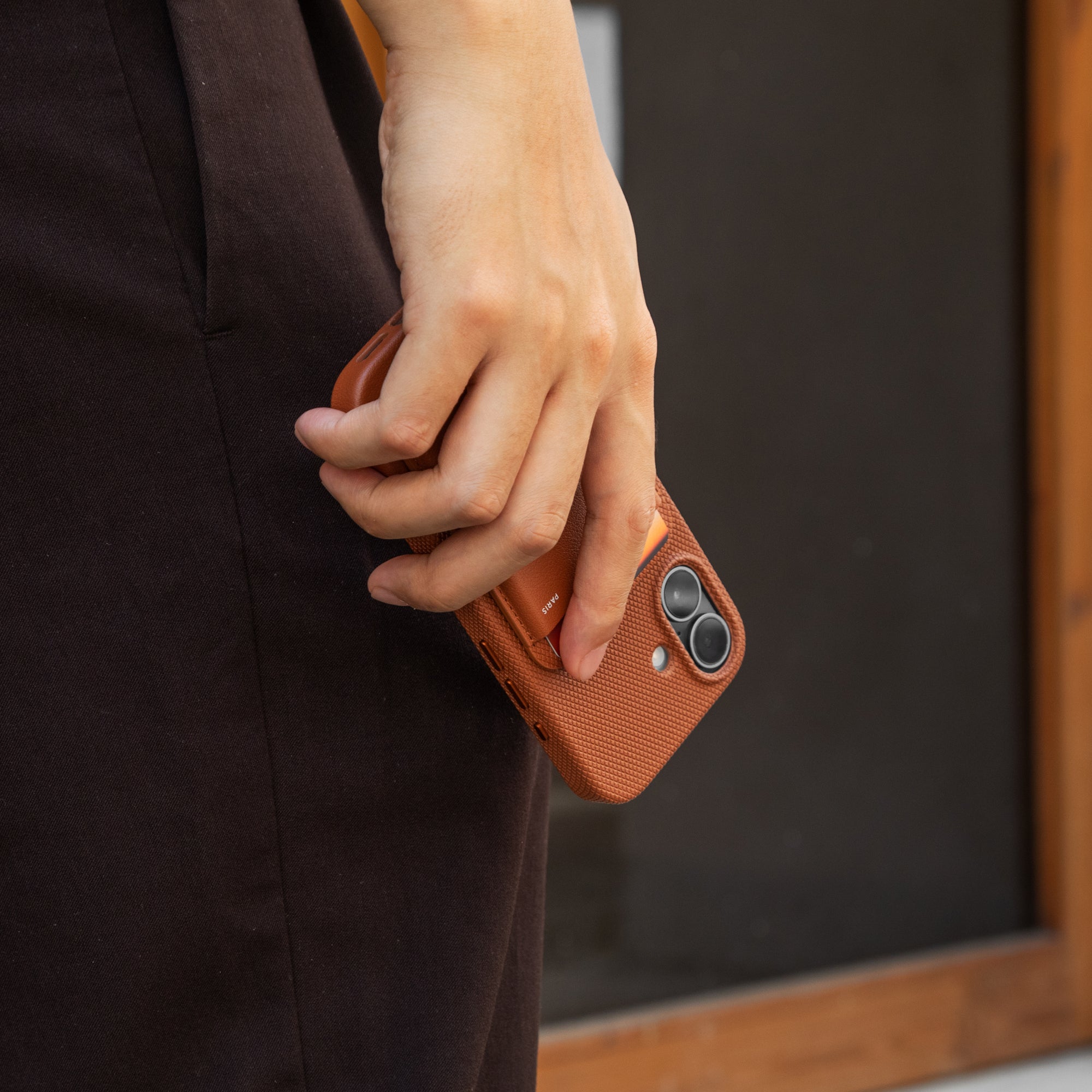 native-union-re-classic-case-coque-en-cuir-v-g-tal-recycl-pour-iphone-17 image 2