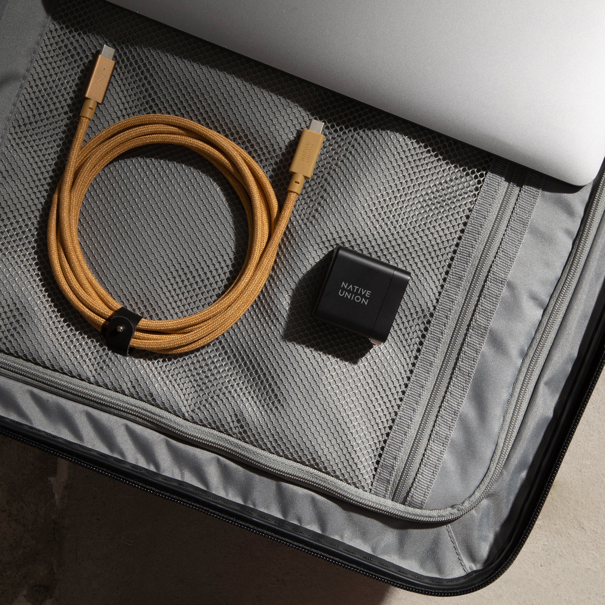 native-union-fast-gan-charger-pd-35w-chargeur-compact-2-ports-usb-c-power-delive image 2