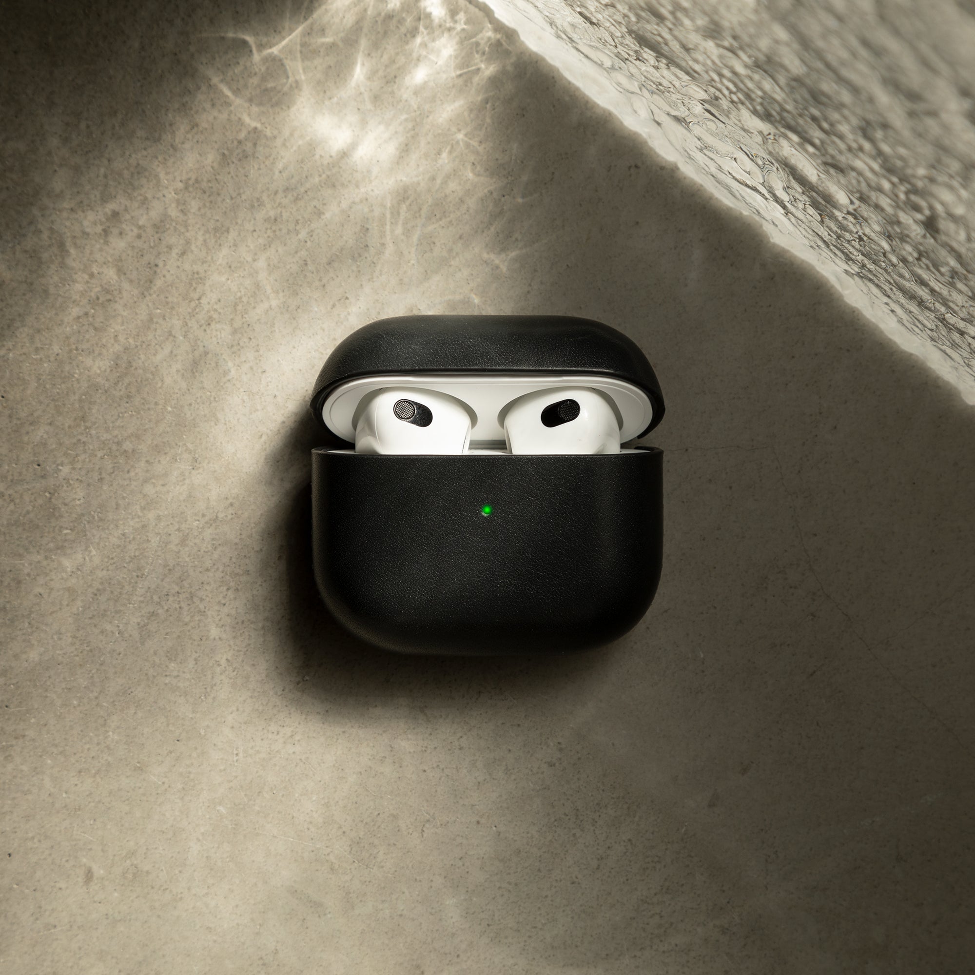 native-union-leather-case-tui-cuir-v-ritable-italien-pour-airpods-gen-3-patine-a image 3