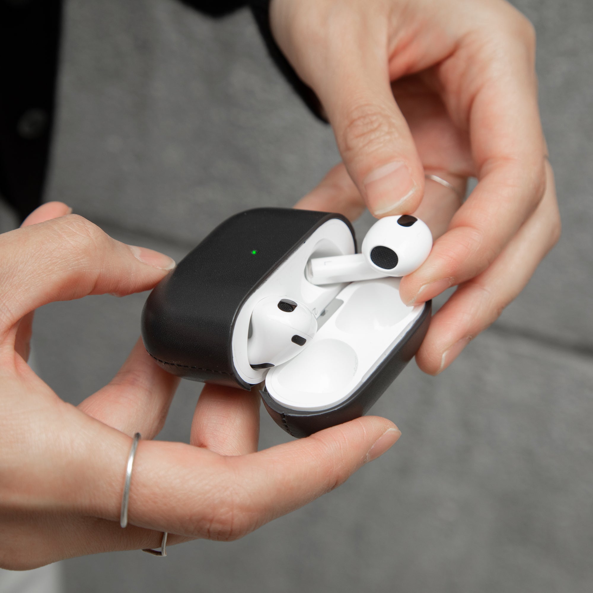 native-union-leather-case-tui-cuir-v-ritable-italien-pour-airpods-gen-3-patine-a image 4