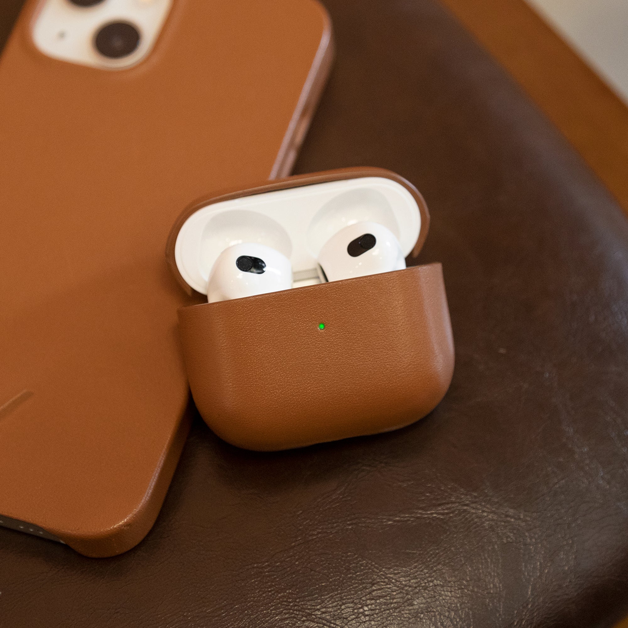 native-union-leather-case-tui-cuir-v-ritable-italien-pour-airpods-gen-3-patine-a image 7