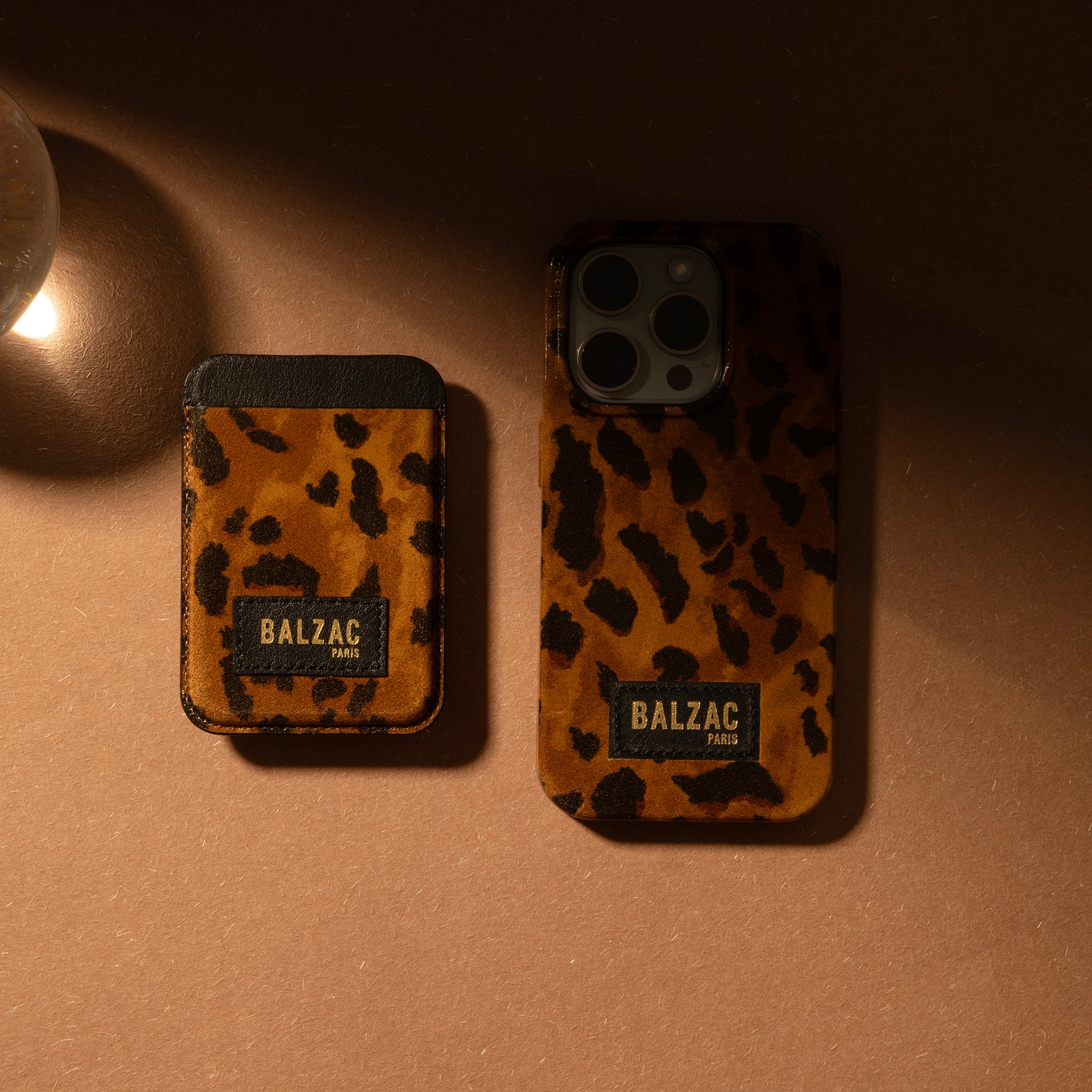 native-union-cheetah-cappuccino-magnetic-card-holder-porte-cartes-magn-tique-cui image 4