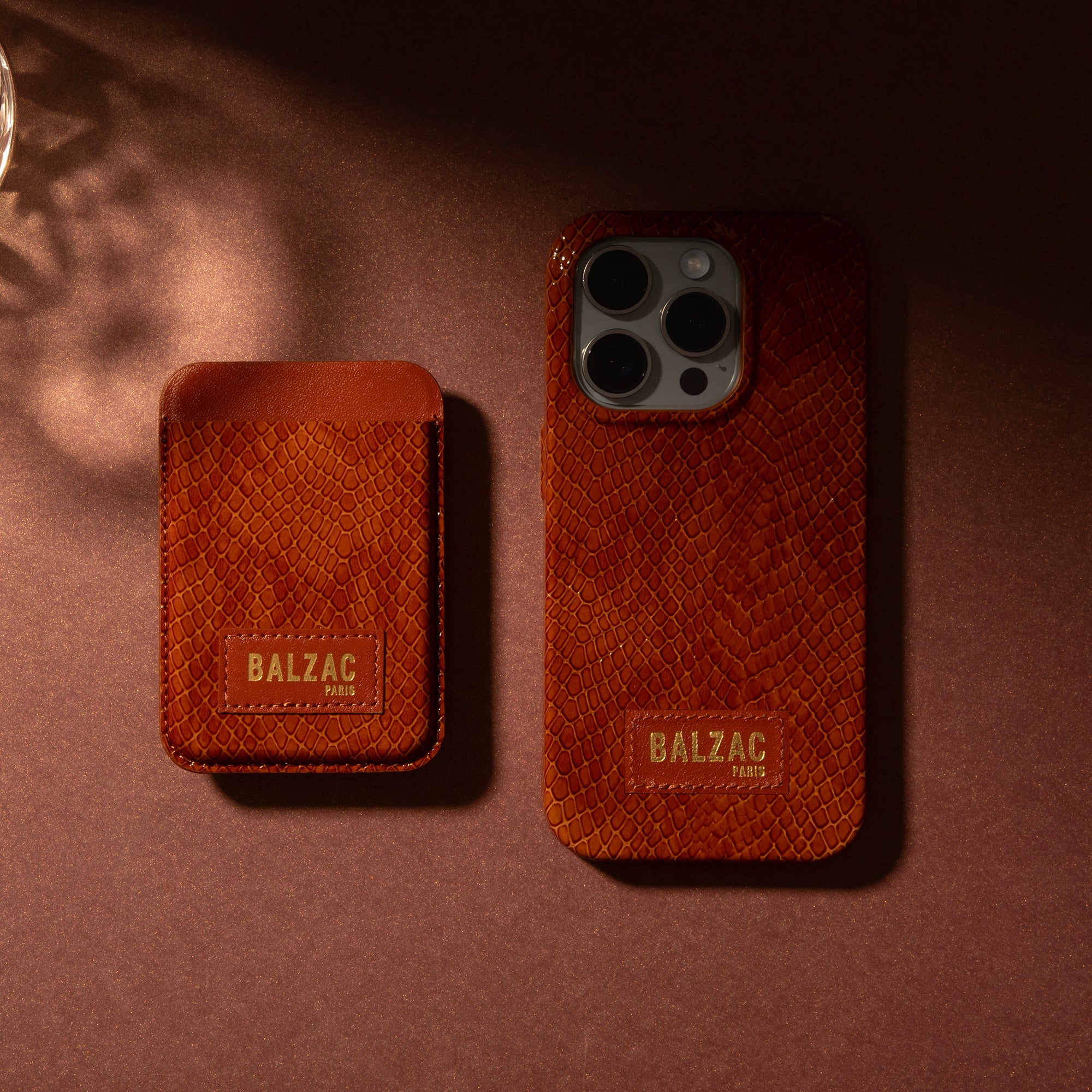 native-union-embossed-cognac-magnetic-card-holder-porte-carte-magn-tique-magsafe image 2