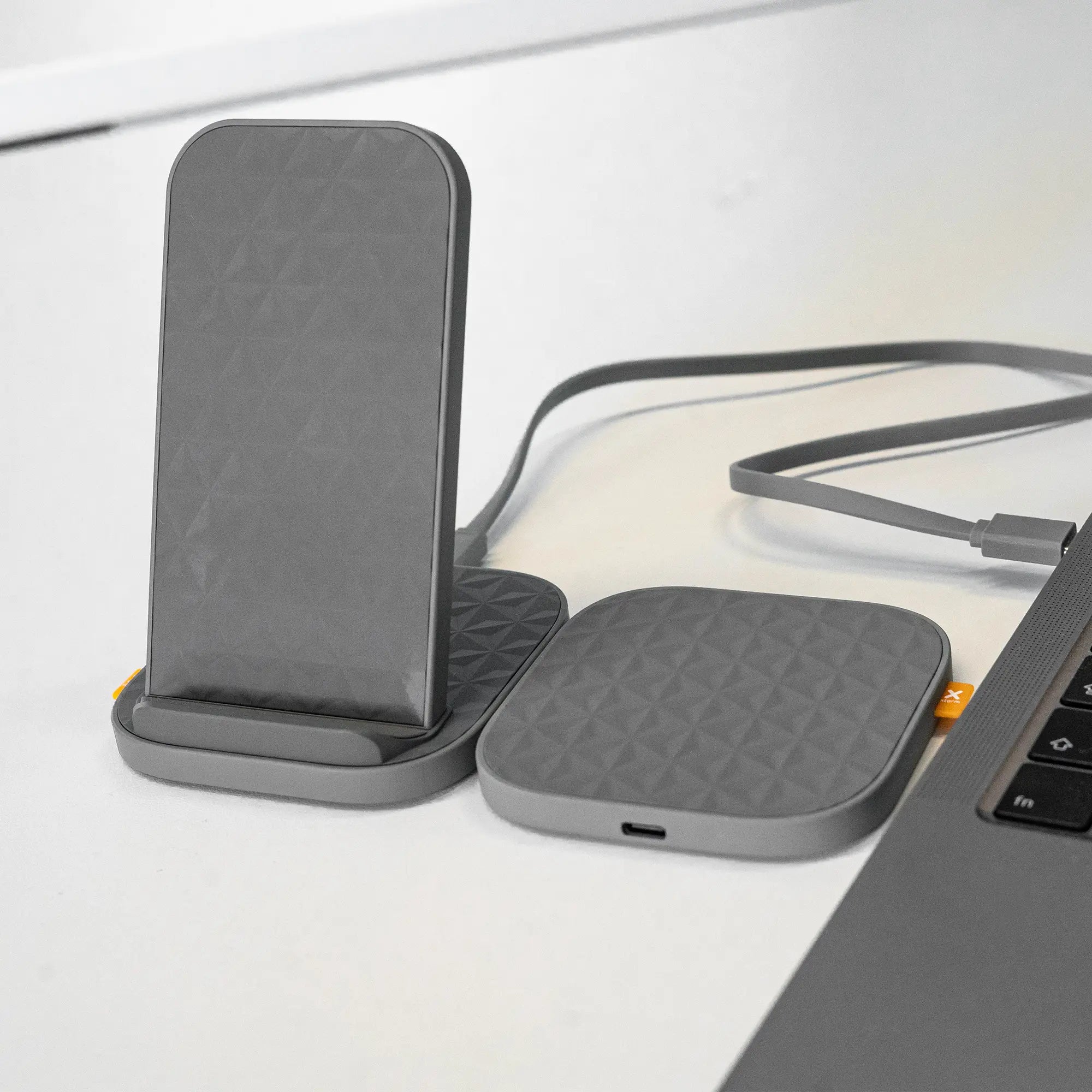 xtorm-15w-wireless-charging-pad-solo-chargeur-induction-compact-15w-pour-smartph image 4