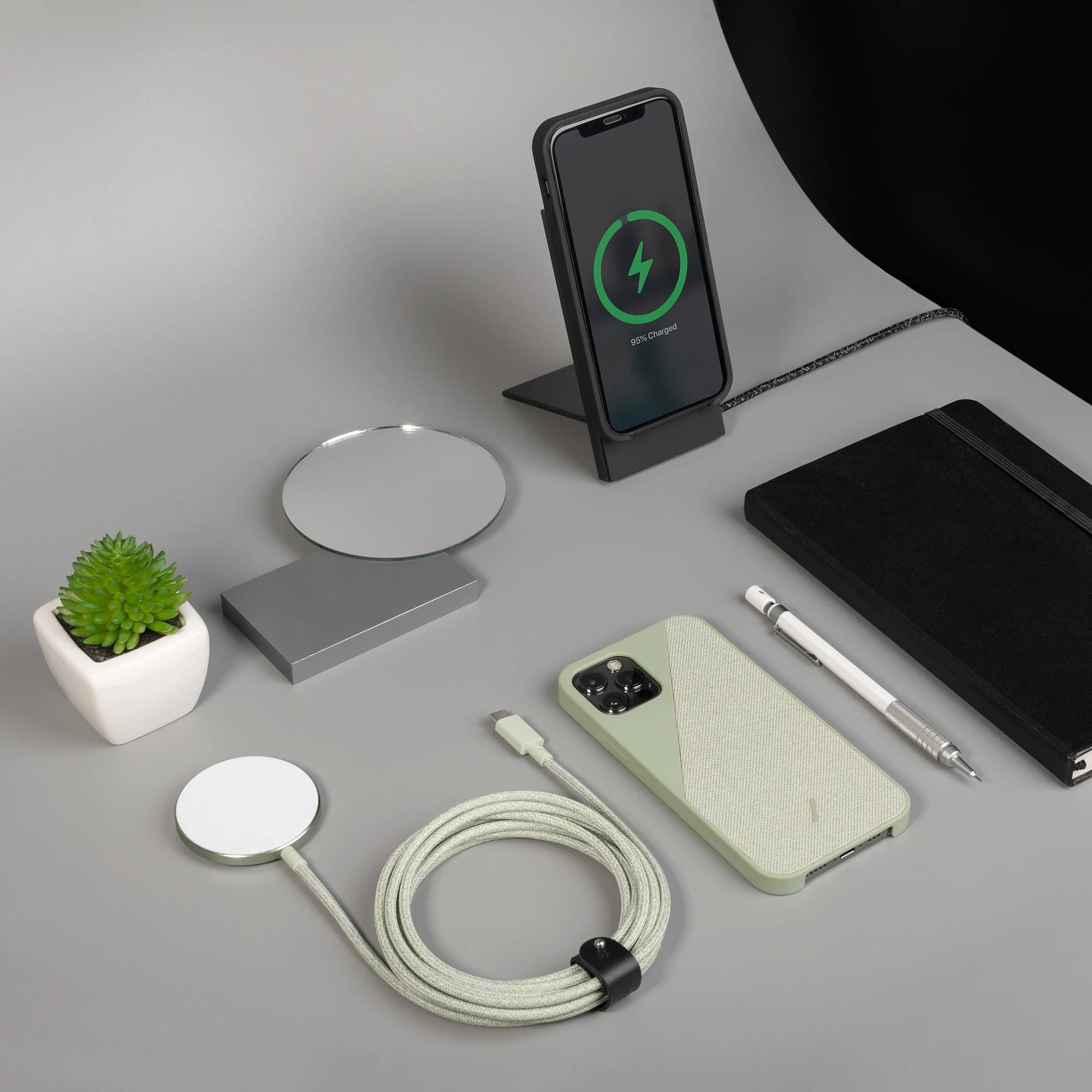 native-union-snap-magnetic-wireless-charger-magsafe-chargeur-sans-fil-ultra-fin- image 4