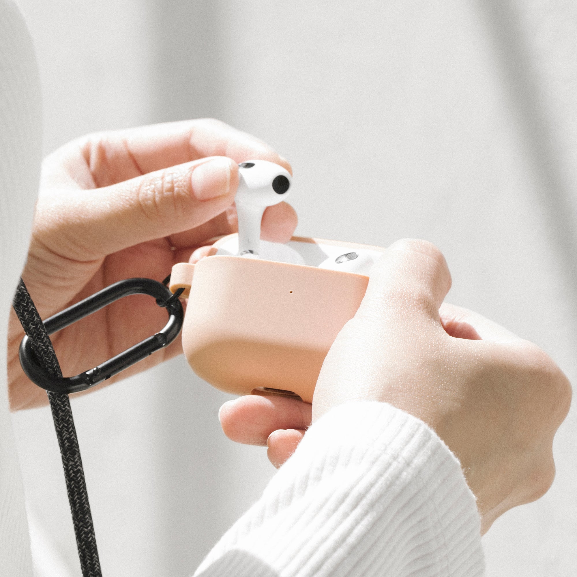 native-union-roam-case-tui-pour-airpods-gen-3-en-tpu-recycl-avec-clip-aluminium image 6