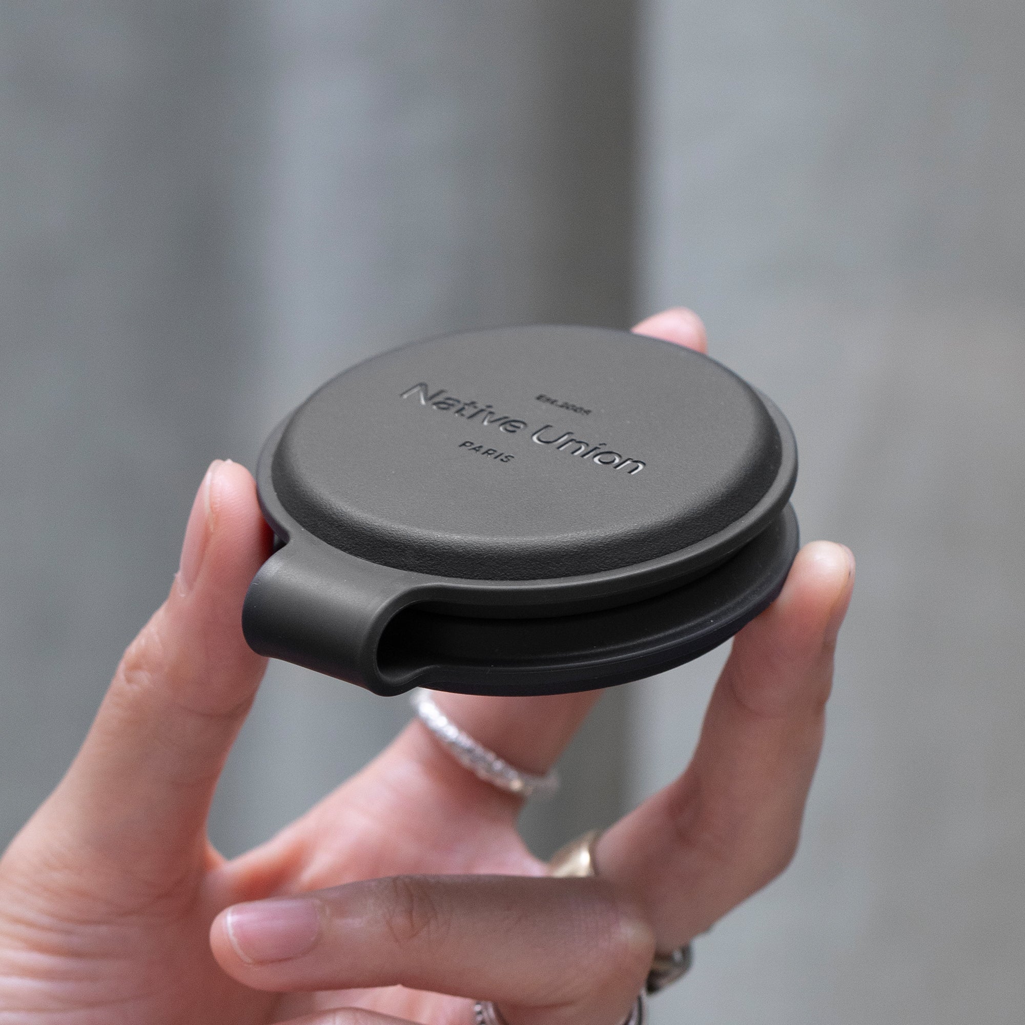 native-union-voyage-2-in-1-magnetic-wireless-charger-chargeur-qi2-magn-tique-pli image 5