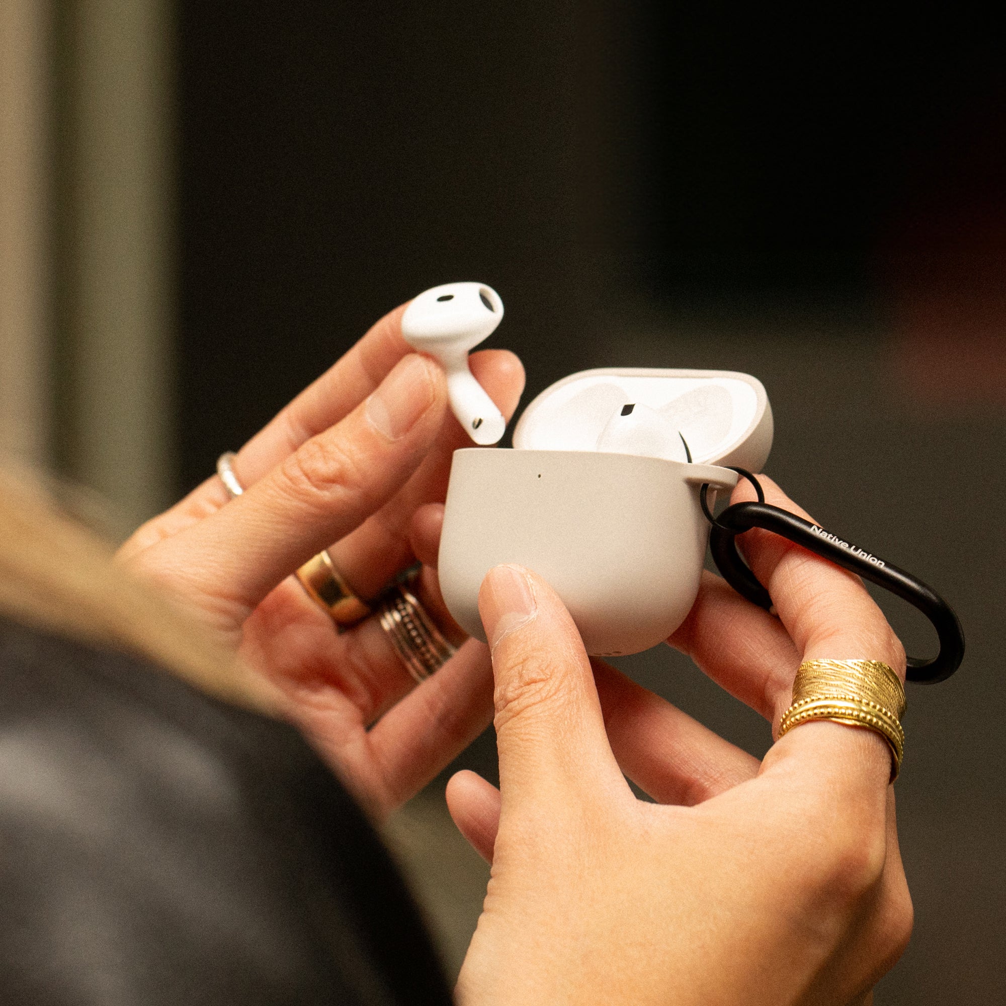 native-union-active-case-for-airpods-4-tui-silicone-mat-avec-clip-m-tal-fin-et-a image 6