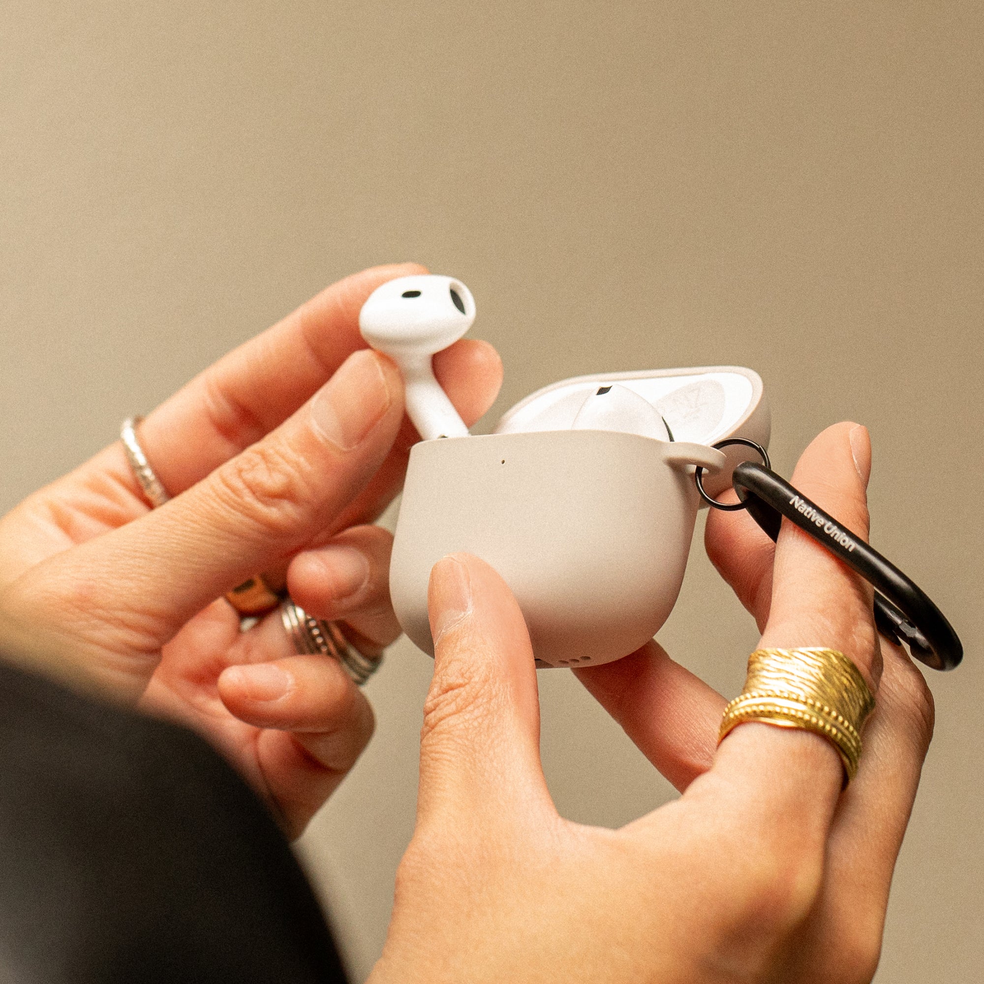 native-union-active-case-for-airpods-4-tui-silicone-mat-avec-clip-m-tal-fin-et-a image 8