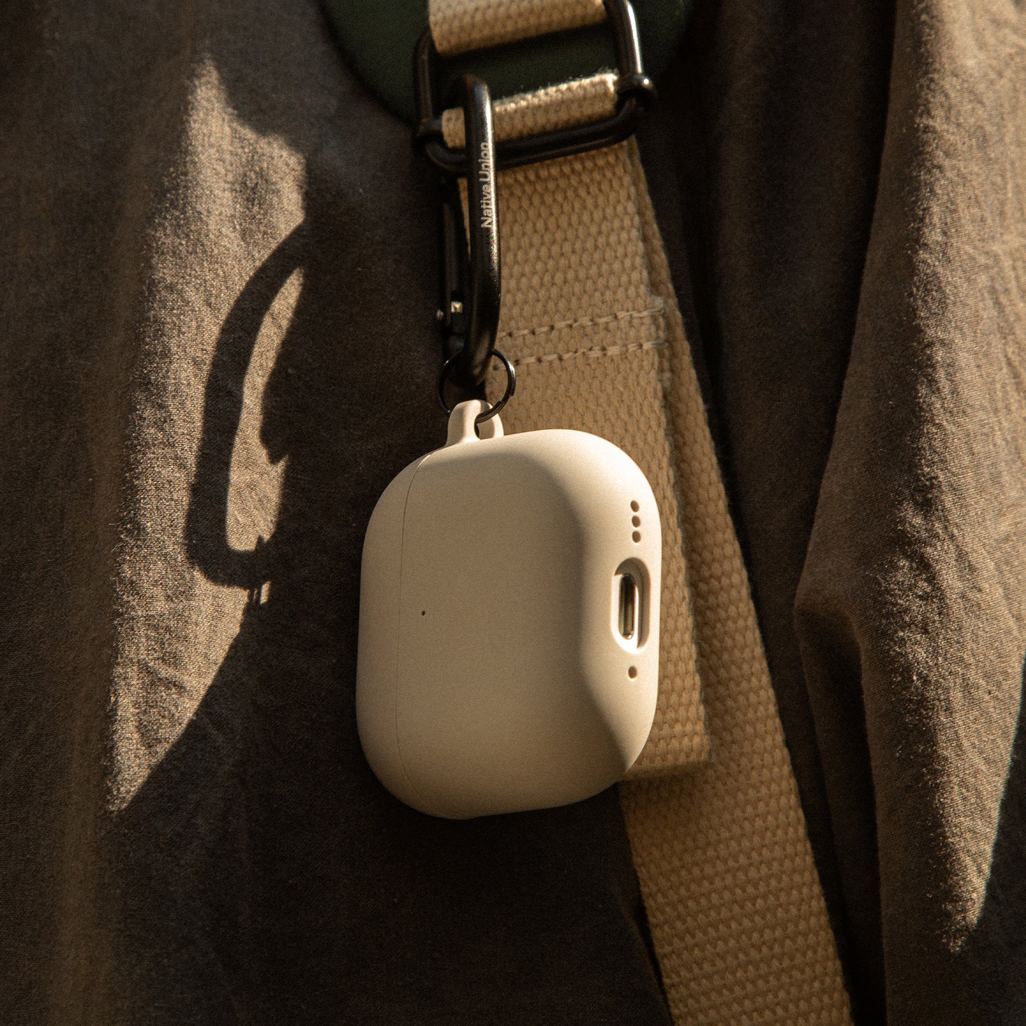 native-union-active-case-for-airpods-4-tui-silicone-mat-avec-clip-m-tal-fin-et-a image 7