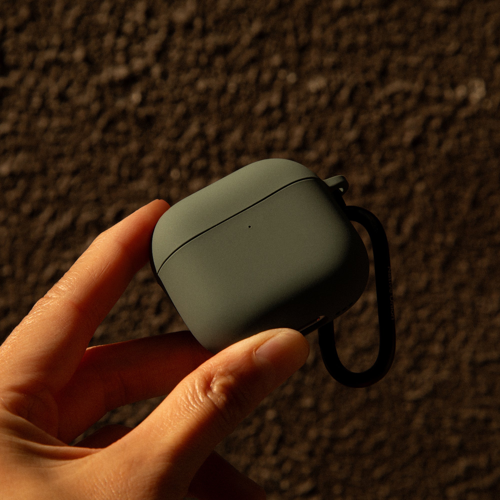 native-union-active-case-for-airpods-4-tui-silicone-mat-avec-clip-m-tal-fin-et-a image 2