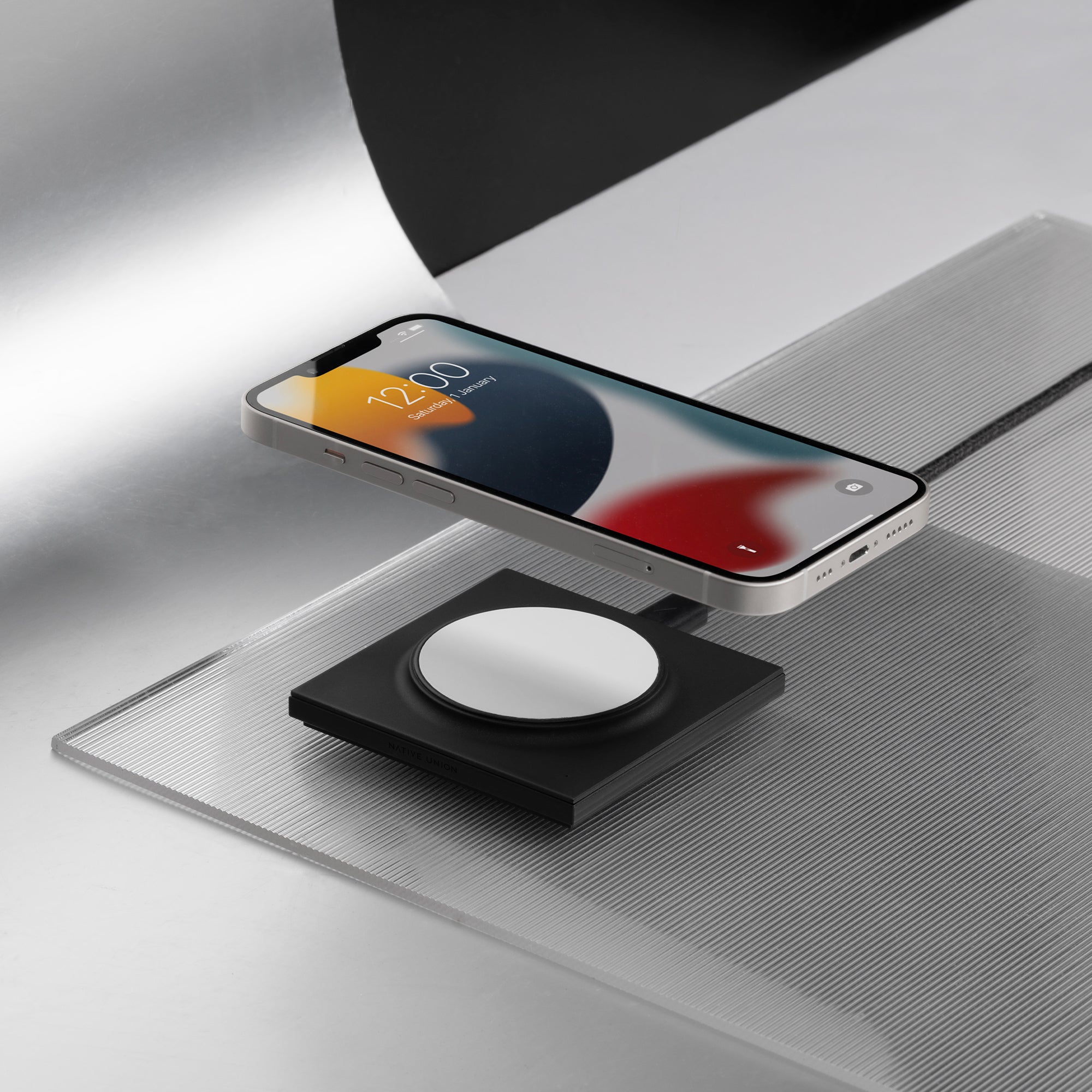 native-union-drop-magnetic-wireless-charger-magsafe-chargeur-sans-fil-design-15w image 2