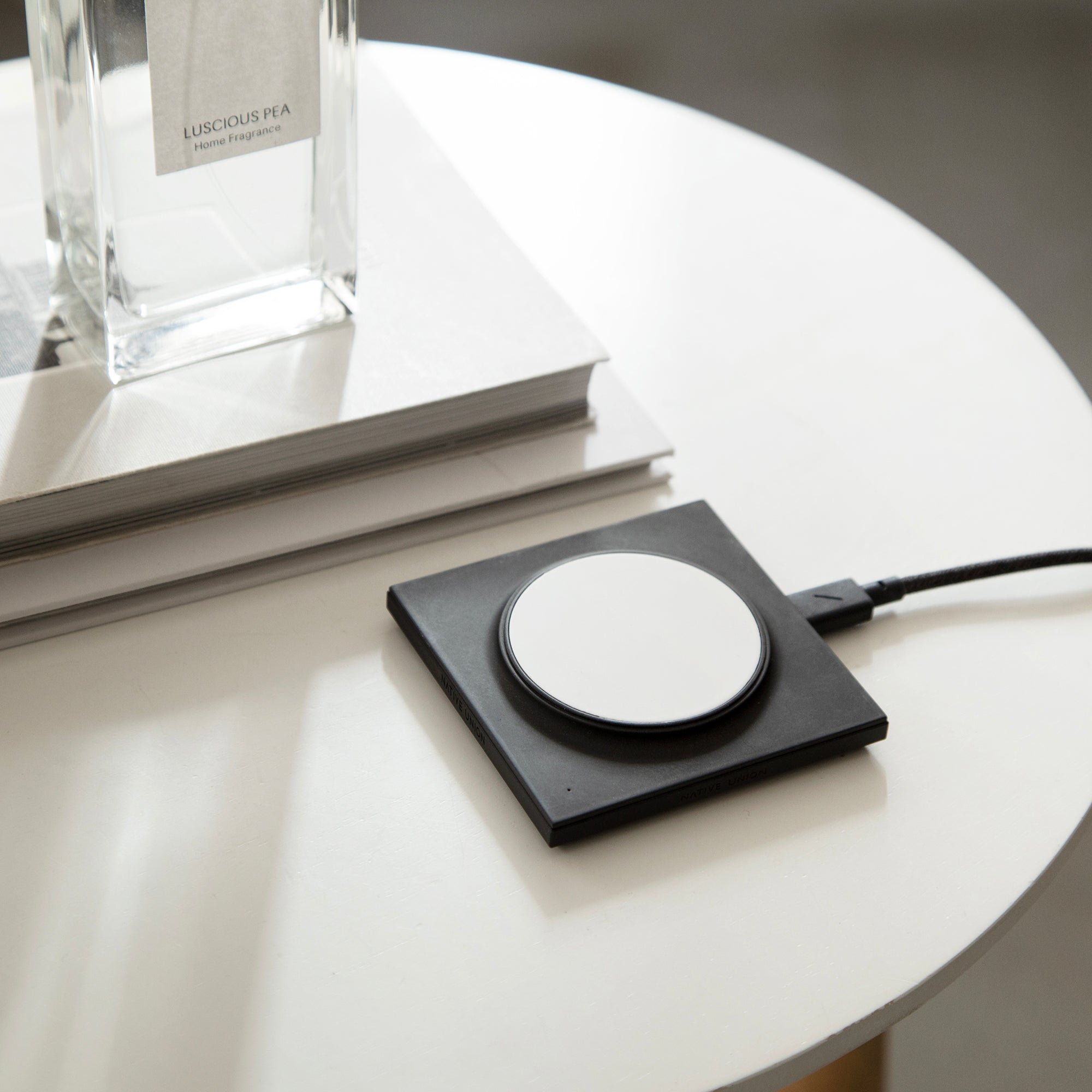 native-union-drop-magnetic-wireless-charger-magsafe-chargeur-sans-fil-design-15w image 4