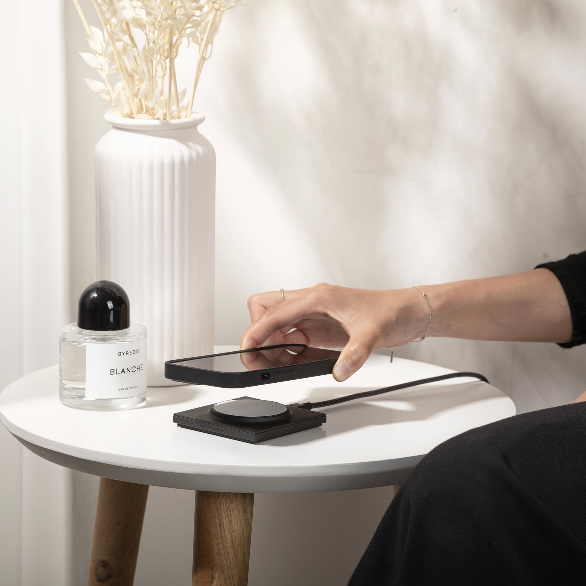native-union-drop-magnetic-wireless-charger-magsafe-chargeur-sans-fil-design-15w image 3