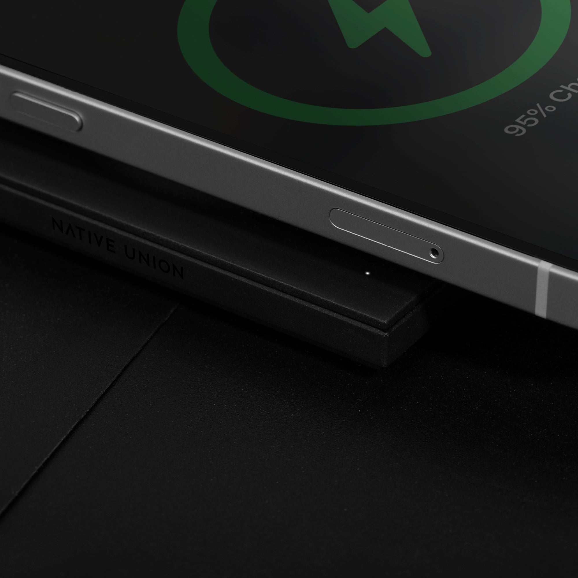native-union-drop-magnetic-wireless-charger-magsafe-chargeur-sans-fil-design-15w image 8