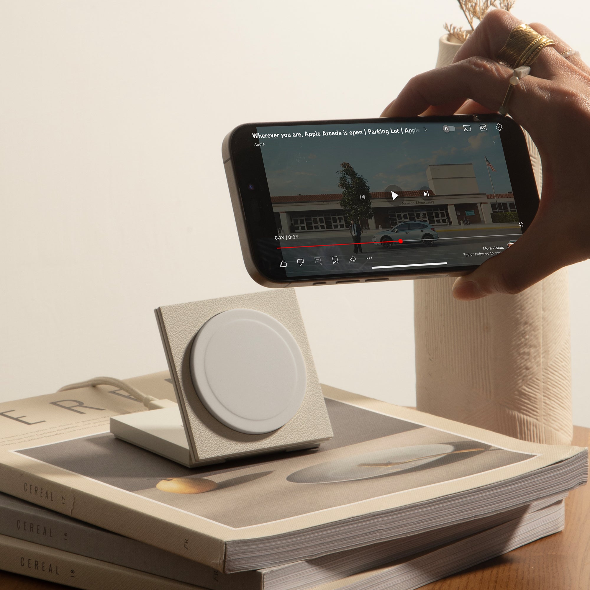 native-union-rise-magnetic-wireless-charger-qi2-chargeur-sans-fil-magn-tique-pli image 2