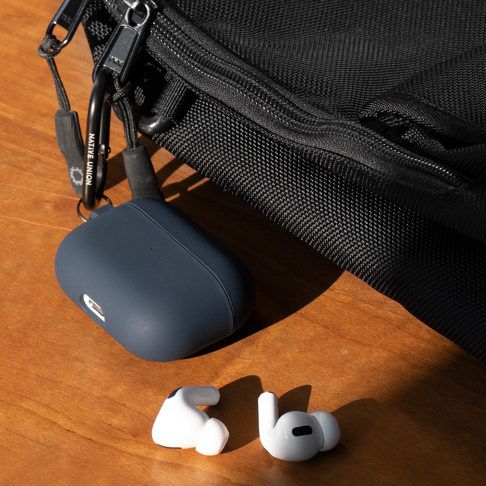 native-union-roam-case-for-airpods-pro-gen-1-2-tui-silicone-liquide-avec-clip-al image 7
