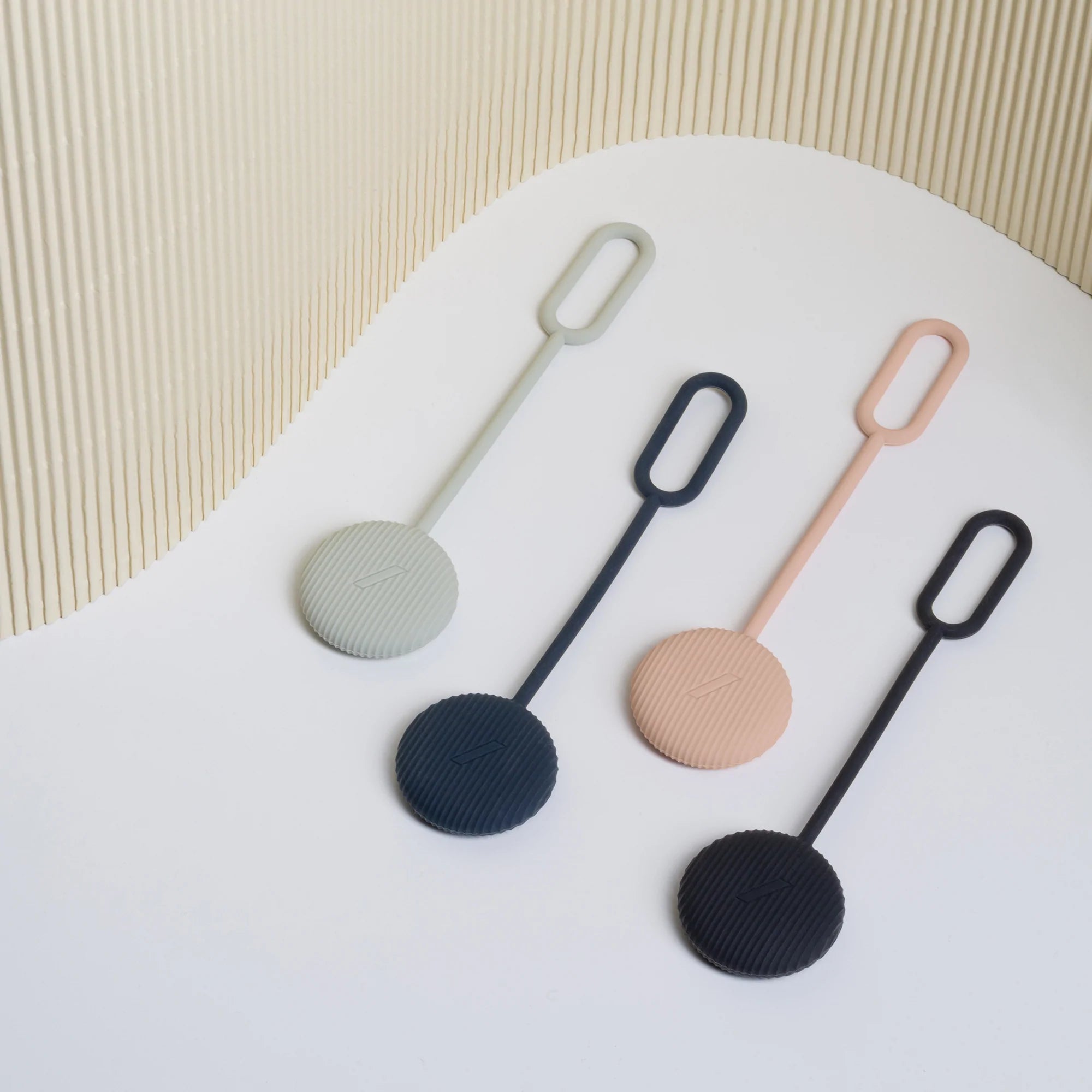 native-union-curve-airtag-loop-tui-boucle-en-silicone-mat-pour-tracker-airtag-ap image 6