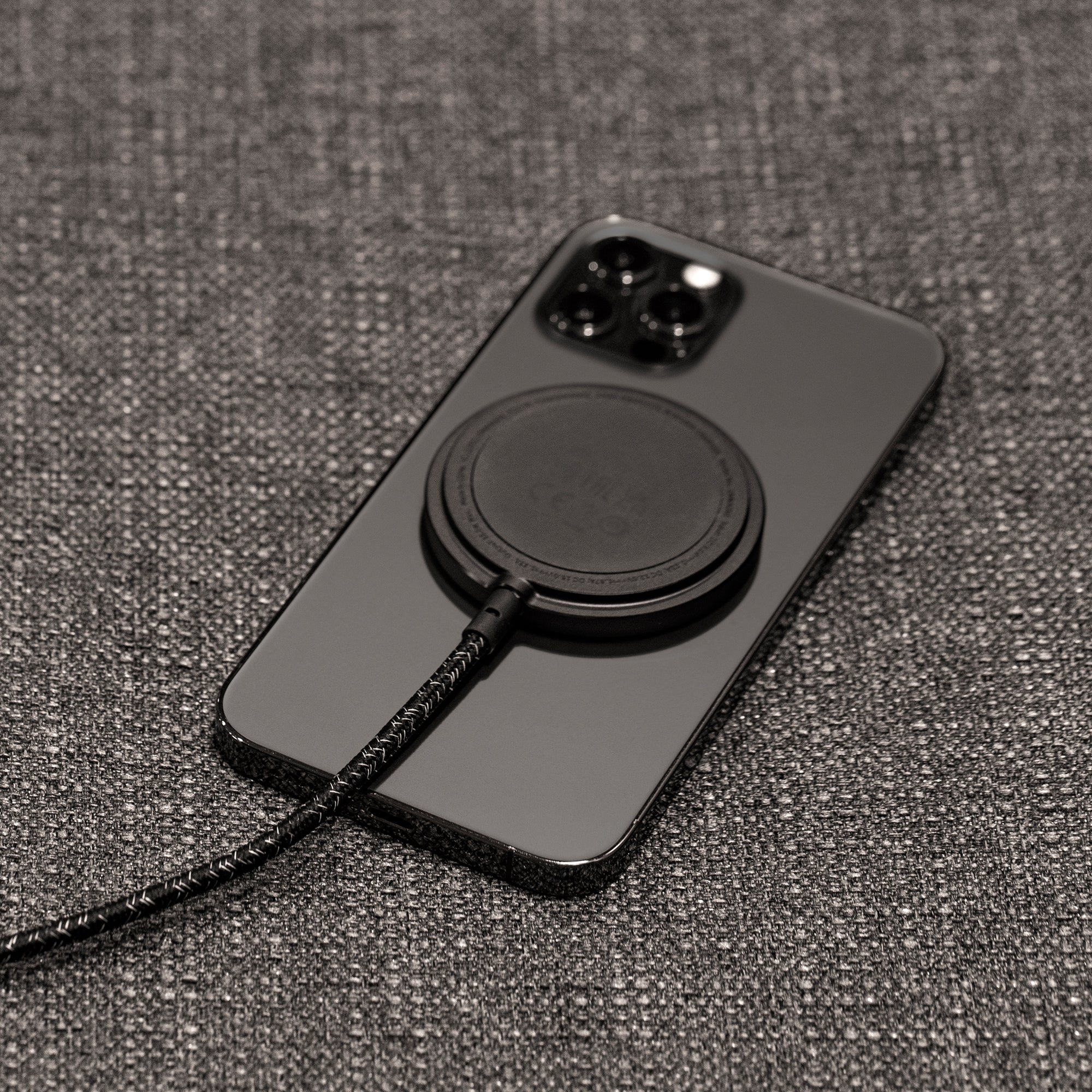 native-union-snap-magnetic-wireless-charger-magsafe-chargeur-sans-fil-ultra-fin- image 6