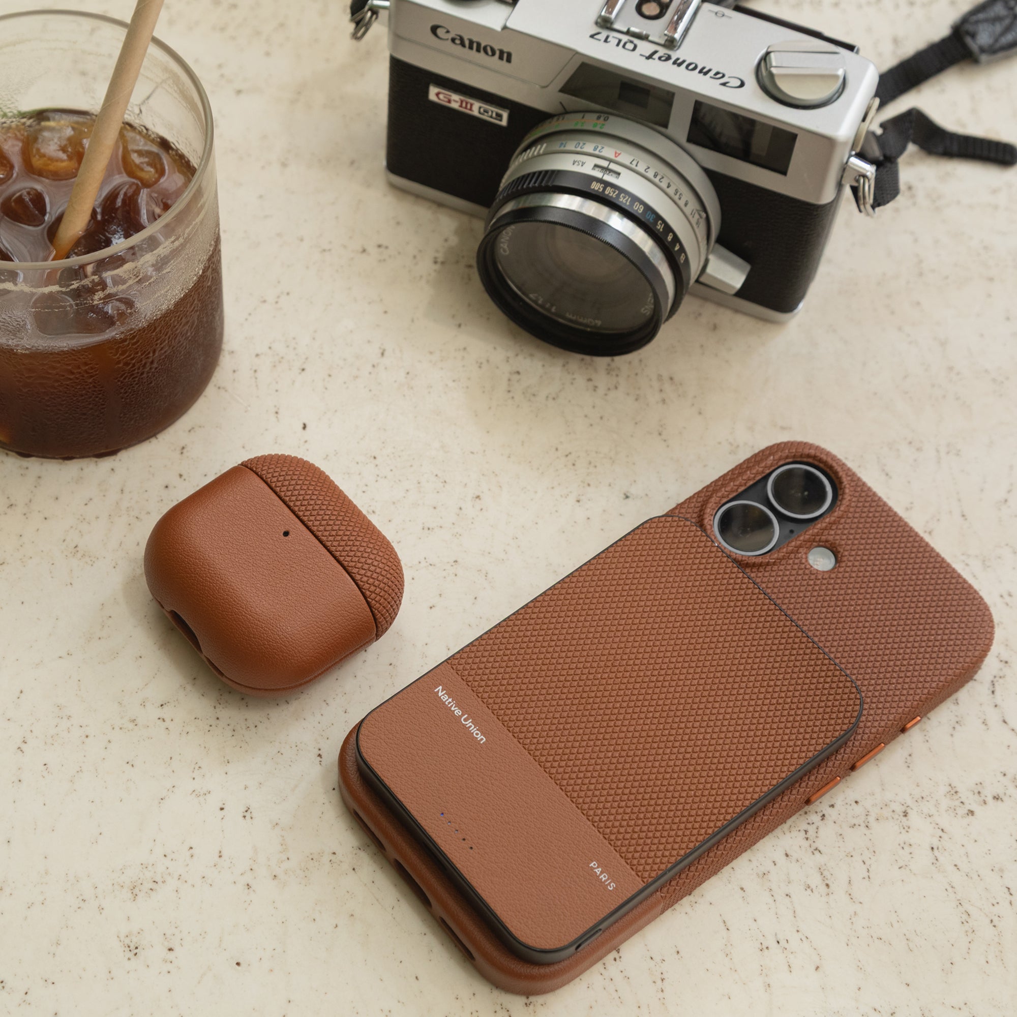 native-union-re-classic-case-pour-airpods-4-tui-fin-en-cuir-v-g-tal-recycl-compa image 7