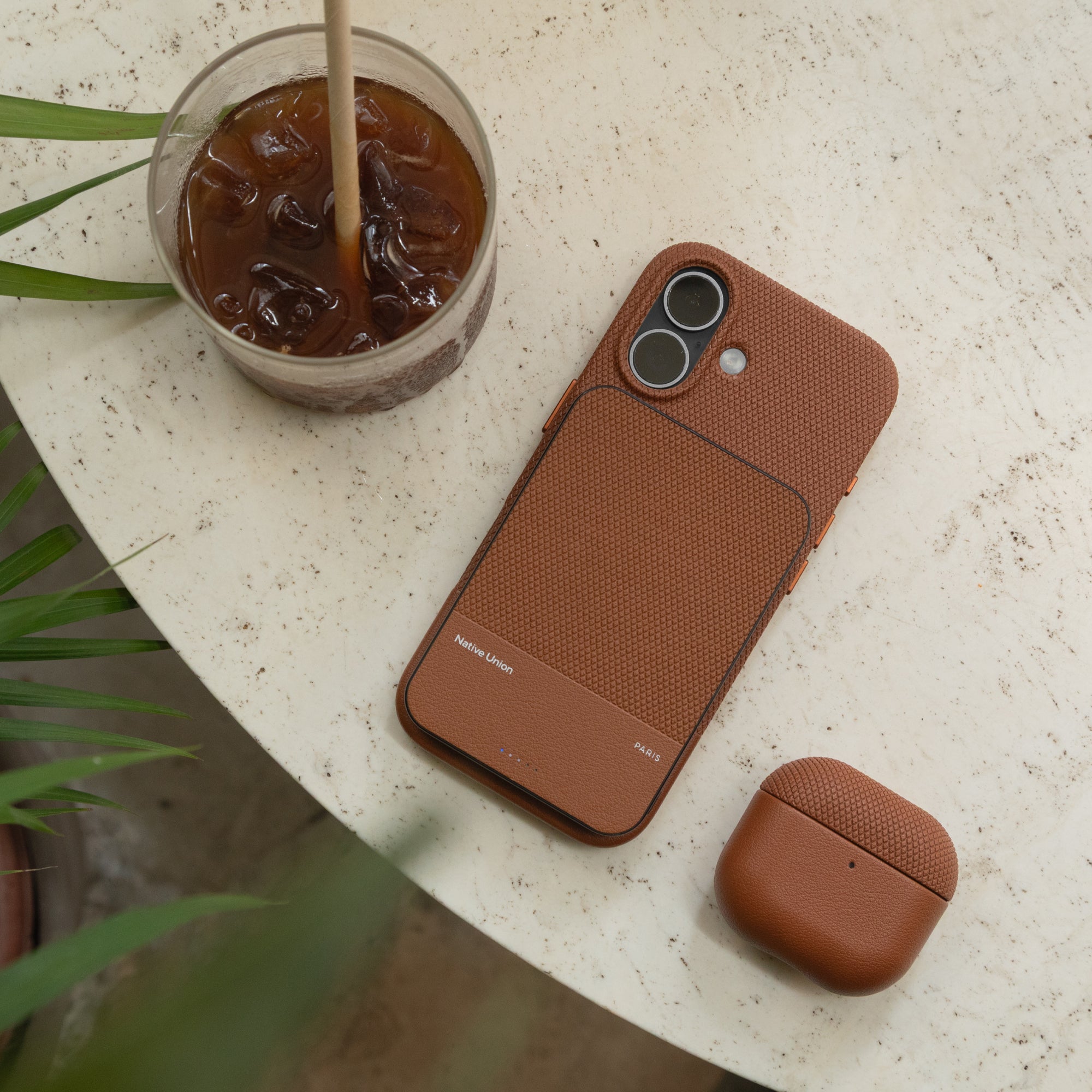 native-union-re-classic-case-pour-airpods-4-tui-fin-en-cuir-v-g-tal-recycl-compa image 8