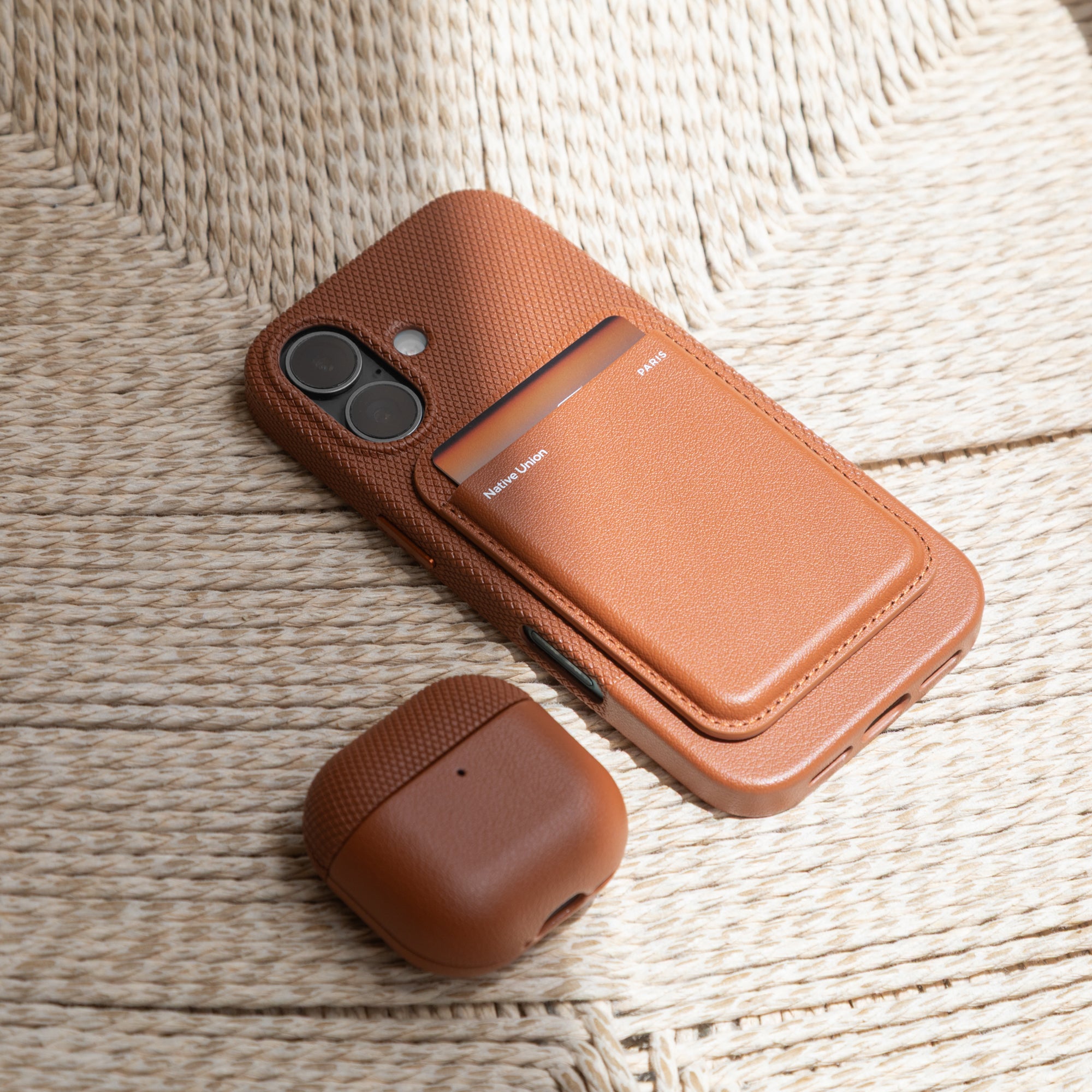 native-union-re-classic-case-pour-airpods-4-tui-fin-en-cuir-v-g-tal-recycl-compa image 6