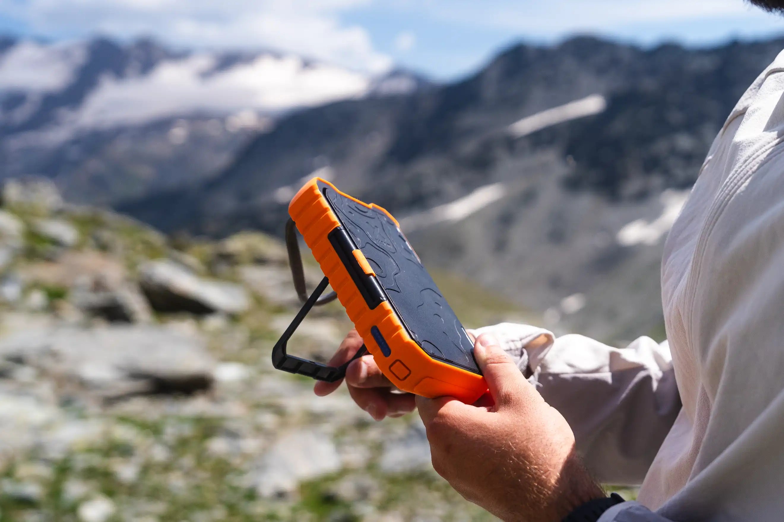 xtorm-rugged-solar-powerbank-10-000-mah-20w-batterie-externe-solaire-pliable-tri image 6