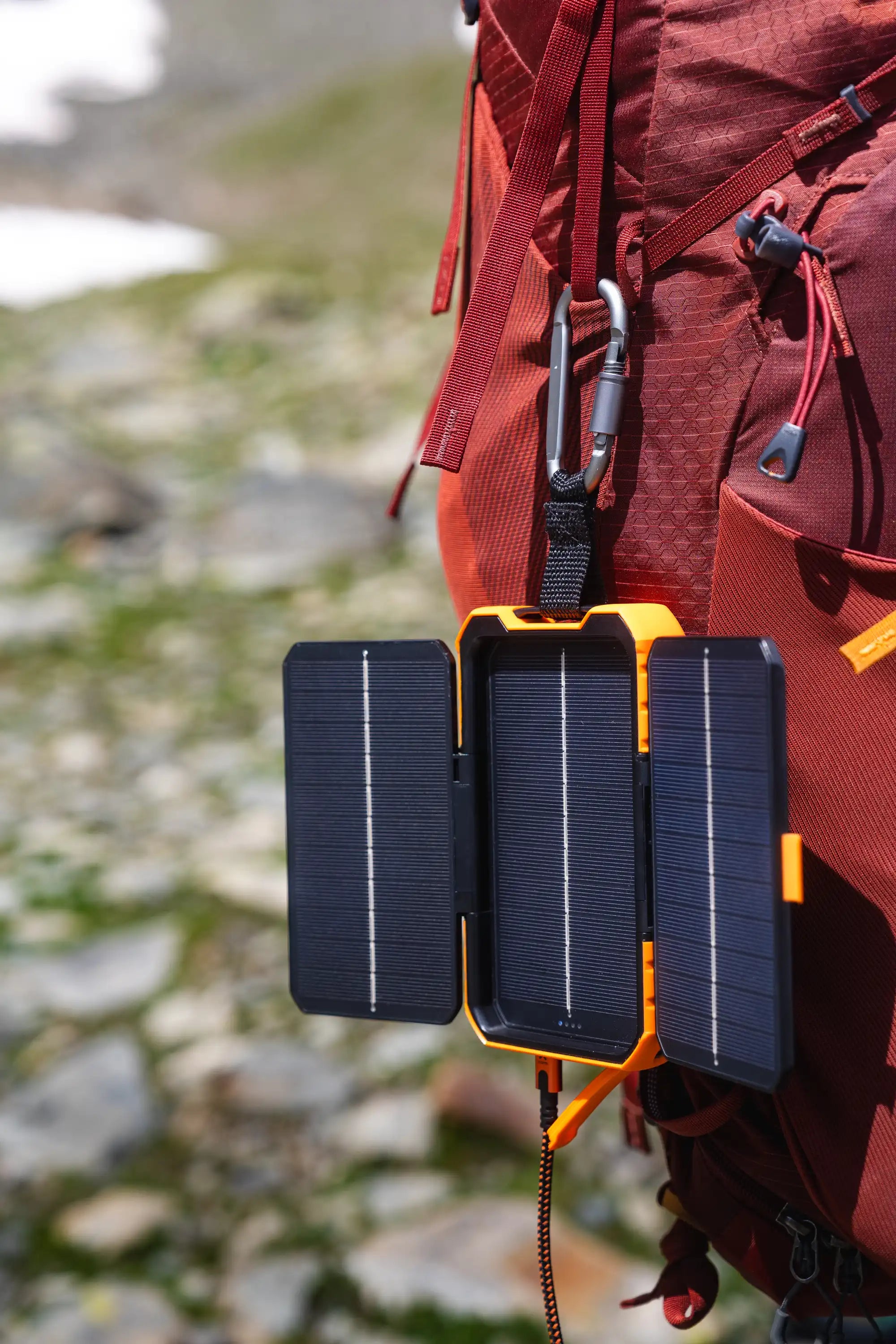 xtorm-rugged-solar-powerbank-10-000-mah-20w-batterie-externe-solaire-pliable-tri image 7